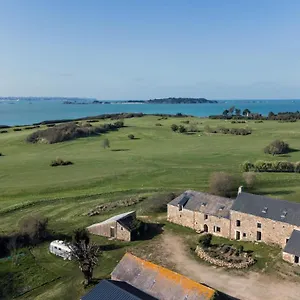 La Ferme Du Golf, Atypique Et Artistique Lancieux